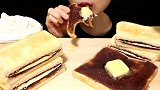 小姐姐吃黄油豆沙烤土司三明治，看颜值就感觉非常美味啊