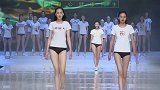 中国美女迈着整齐的步伐，让人着迷，画面太美了！