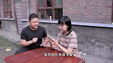 小伙想买车，老婆出题“汽车右转时哪个轮胎不动”，结局太搞笑了