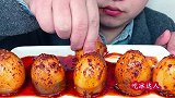 吃麻辣松花皮蛋，听不一样的咀嚼音！