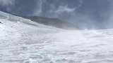 雪山上的风好大