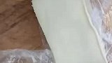 男子在锅内油炸面条，网友见状议论纷纷，这油是祖传的吧