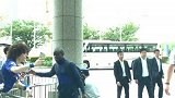 贴心宝宝坎特！蓝军抵达日本下榻酒店 他走最后为球迷签名合影