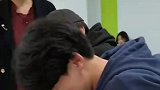 小哥课堂上社死，手机中病毒一直响关都关不掉