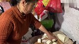 农村妈妈蒸花卷翻车，生气拍个稀巴烂，却收获意外美食，有口福了