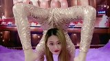 柔韧性表演精彩好看，会绝活的小姐姐就是有魅力，值得点赞