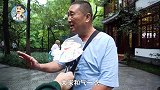 太暖！老人称让座相互理解，相互让座！