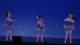 小宝宝第一次上台表演，一点也不怯场，笑嘻嘻的扭来扭曲，超可爱
