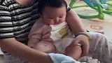 宝宝来了：小宝宝最喜欢外婆给他洗脚了，洗脚就乖乖的