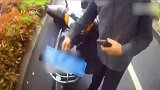为方便出入小区 大爷将捡来的汽车车牌装在自家电动车上