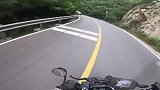 跑个山路也能被撞，轿车转弯压线，直接给我干懵了