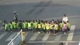 孩子们被困车流中，幸好有他们在