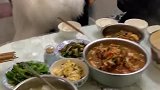 我和姐姐一大早就去城里买了一块猪肉，回来吃团圆饭