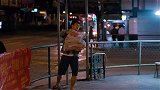 大头为哥蹲了八年苦窑，出来居然卖起报纸，世态炎凉啊！