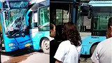 乐山两公交车对撞 1名司机身亡10多名乘客受伤