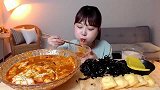 黑豆面条和饭团，吃的津津有味，让人垂涎欲滴