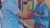 飞扬青春美丽渭南 共青团渭南市委 还是这位幼儿园老师有办法，为防止学生迟到，特意坐教室门口给学生爱的抱抱！