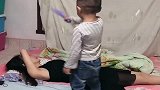 妈妈正躺着休息，熊孩子竟模仿小魔仙恶整她，这是有多皮