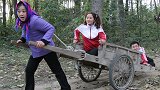 妈妈拉着架车子带兄妹俩进城，结果一回头孩子们不见了，结局真逗