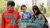 孙女收集鸡骨头为奶奶庆生，只因奶奶爱吃，真是这样吗？