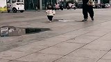 小女孩踩水坑被爸爸一把揪耳朵，熟练得不像话