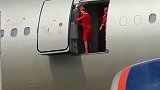 飞机要起飞时，空姐是这样关舱门的，真是让我大开眼界了！