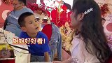 伴娘吃席偶遇小迷弟目不转睛的盯着伴娘