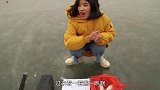 美女卖鱼竿送鱼，看小伙如何套路美女，最后结局太搞笑了