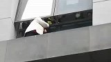 清洁工钻出窗外打扫烟头，被卡住路过城管队员冲上楼施救