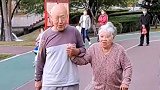 公园里爷爷陪奶奶在锻炼