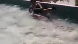 水上乐园，玩波浪滑梯的小姐姐