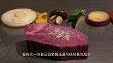 足足300度高温的黄油，直接浇在牛排上，这吃法还是第一次见