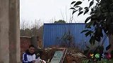 哥哥给弟弟2万学费，8年后弟弟回来，发现嫂子不见了