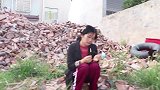 残疾小伙好心捡个傻姑家回家，当小伙生病后，傻姑娘做法感人