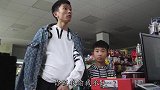 小偷带着孩子去超市购物，孩子一个小举动让他迷途知返！