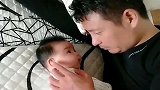 老来得女，老公怎么看都看不够天天围着，真成了女儿奴