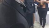 胡歌跟其他人放下雨伞的那一刻简直帅气