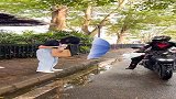 只是来个捡雨伞，姑娘别怕…