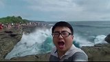 这大概就是作死的下场，一个浪打过来，小伙瞬间“凉凉”了！