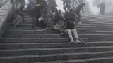 泰山阶梯结冰湿滑，游客爬山新姿势亮了