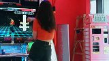 跳舞机上的动感姑娘，舞感非常强，跳得真的好看！