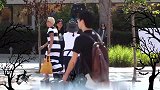 街头恶作剧，假扮恐怖雪人捉弄路人，路人纷纷被吓一跳
