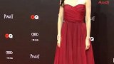 Angelababy一身酒红色抹胸礼裙明艳凸显女人味