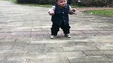 一岁儿子开始学走路，这小心翼翼的反应，真是萌到我了