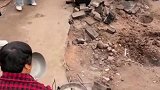 燃烧了多年的地火，村民在这烧水做饭，节省了很多电费煤费