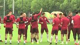 中超-17赛季-上港球迷开放日   队友“群殴”特殊方式给于海庆生-新闻