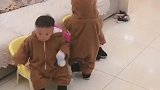 三胞胎喝奶都很和谐，妹妹更会促进氛围，宝爸不用操心了