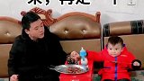当孩子被爸爸带的时候，跟着爸爸吃香的喝辣的，看这情况没少喝