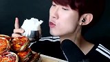 小伙直播吃麻辣鲍鱼，看起来真是让人食欲大增