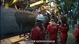 人工焊接好钢管后，再将其放到海床上，钢管到海床一瞬间就下沉